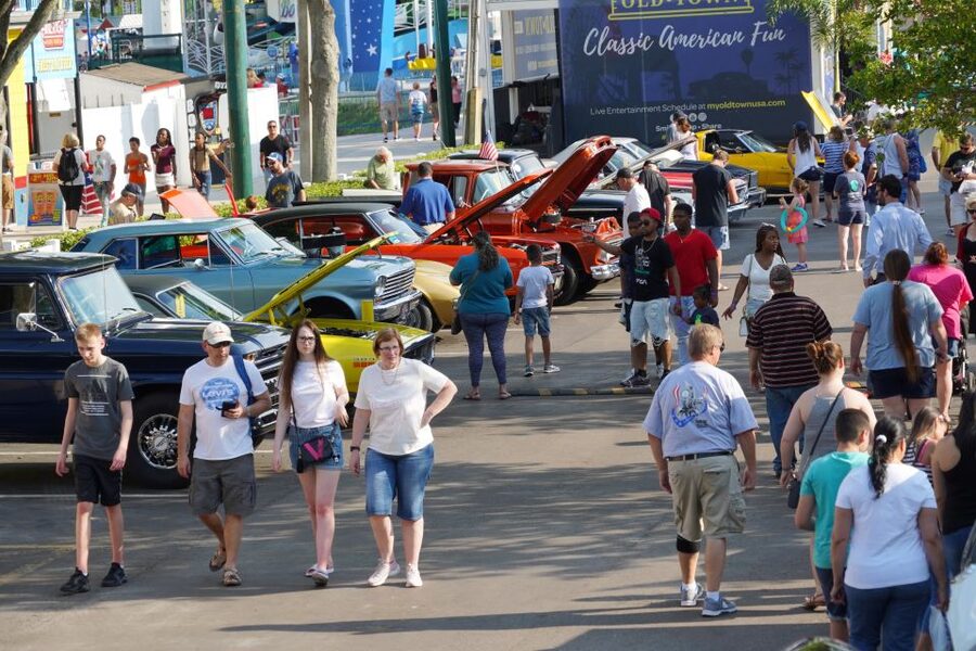 Kissimmee: Old Town Ferris Wheel, Attractions, and Dinner - Live entertainment and holiday events