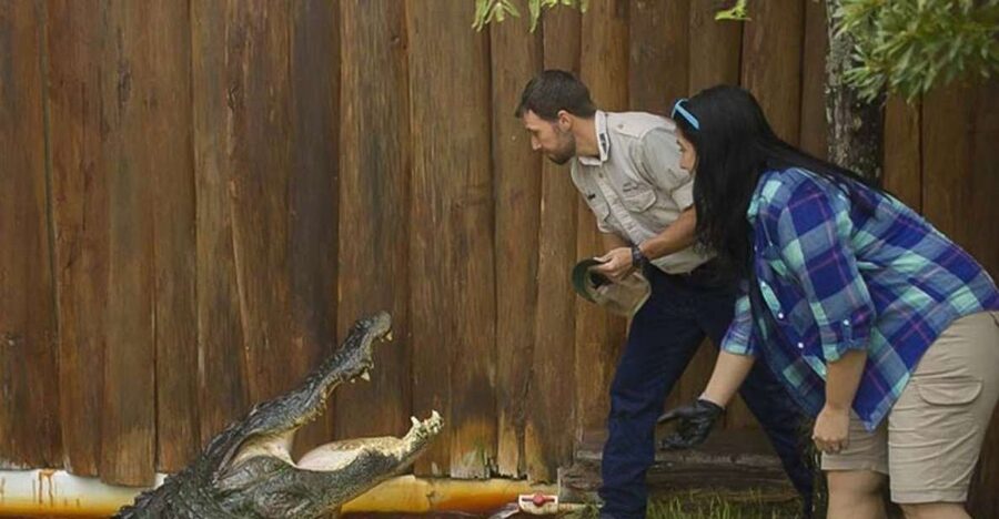 Orlando: Gatorland Interactive Tour with Animal Trainer - Meeting a trainer at the giant alligator entrance