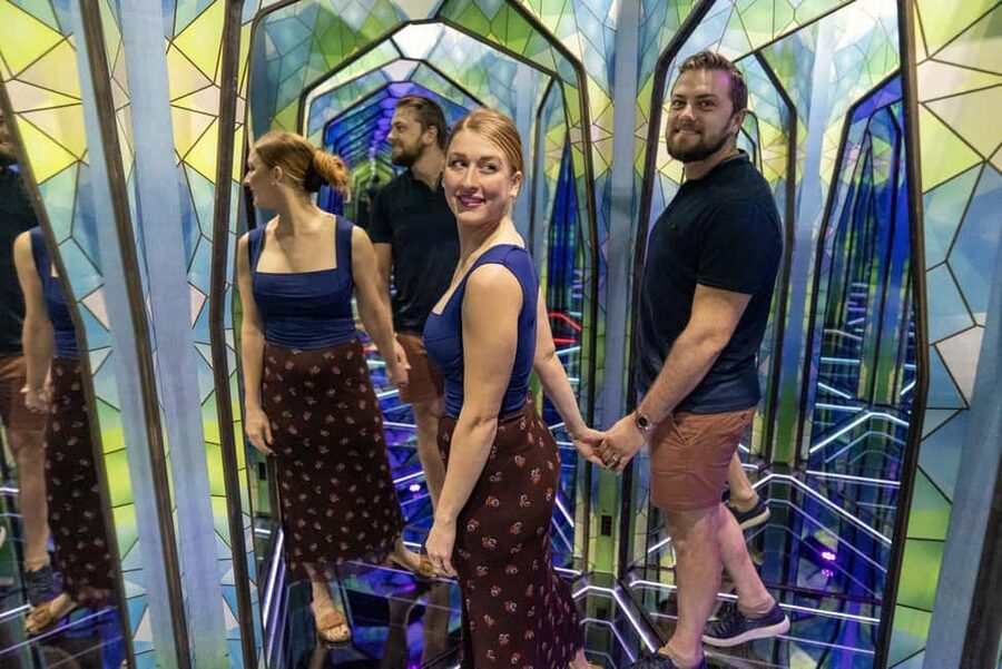 Orlando: Ripley's Mirror Maze Experience - Finding your way through the mirrored rooms