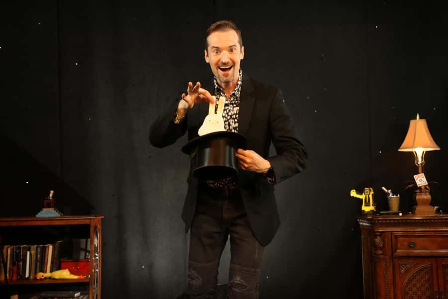 Orlando: The Outta Control Magic Comedy Dinner Show - The 60-minute performance keeps you involved